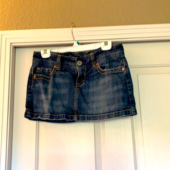 American Eagle short jean skirt, would say it fits more like a size 6 - Picture 1 of 8